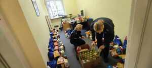 Dzielnicowi przygotowujący paczki