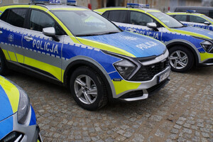 Nowe radiowozy zaparkowane na parkingu