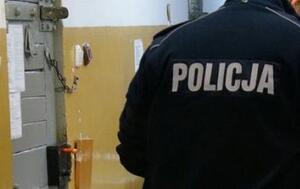 Policjant przed celą