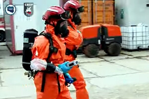 Funkcjonariusze w strojach ochronnych