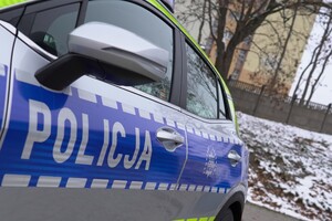 Bok radiowozu na tle śniegu