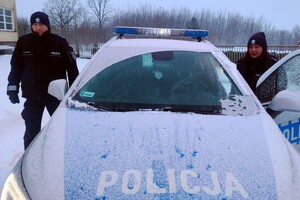 st. asp. Andrzej Kurowski i mł. asp. Anna Runce przy radiowozie