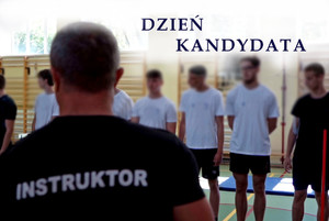 Instruktor z ćwiczącymi na sali