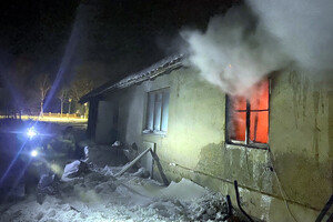 Płonący w środku dom