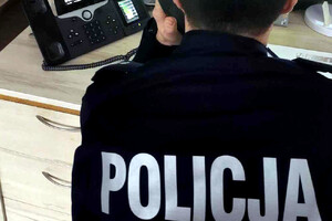 Oficer dyżurny odbiera telefon