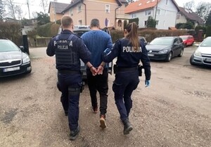 43-latek prowadzony przez policjantów