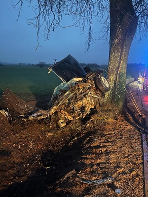 zniszczone auto i miejsce zdarzenia