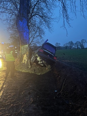 zniszczone auto i miejsce zdarzenia