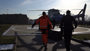 Medycy niosący pojemnik z sercem do śmigłowca