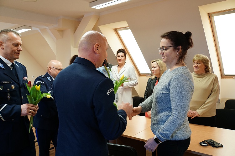 Zastępcy Komendanta Wojewódzkiego Policji wręczają kwiaty z okazji Dnia Kobiet