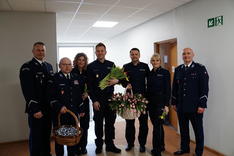 Zastępcy Komendanta Wojewódzkiego Policji wręczają kwiaty z okazji Dnia Kobiet