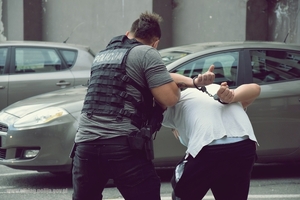 zatrzymany i policjant