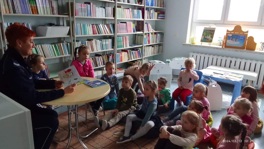 Dzielnicowa z wizytą w SP w Waśniewie-Grabowie