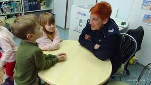 Dzielnicowa z wizytą w SP w Waśniewie-Grabowie