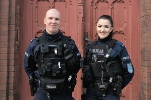 policjanci uczestniczący w akcji ratunkowej