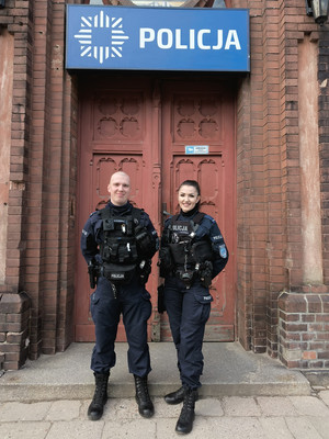 policjanci uczestniczący w akcji ratunkowej
