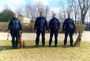 funkcjonariusze z psami służbowymi