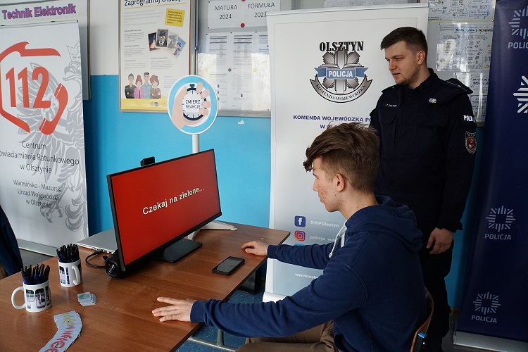 Policjanci podczas spotkania z uczniami