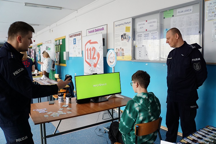 Policjanci podczas spotkania z uczniami