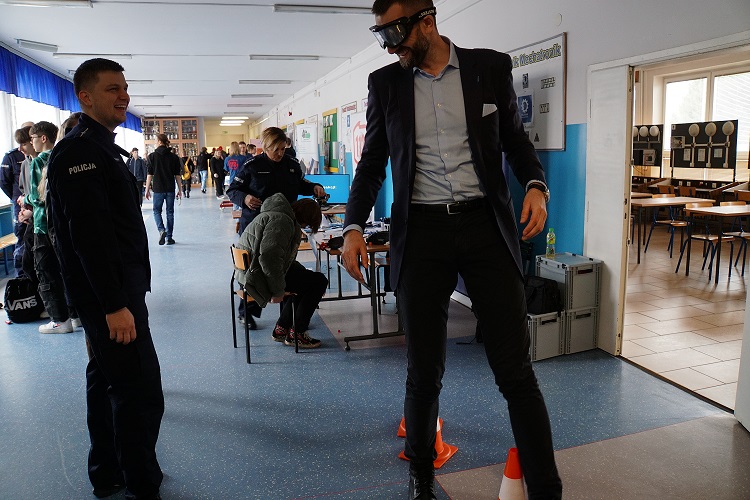 Policjanci podczas spotkania z uczniami