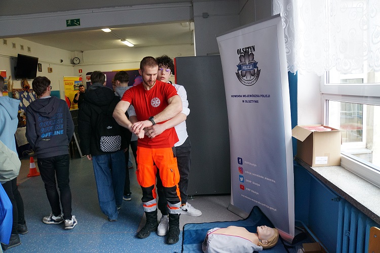 Policjanci podczas spotkania z uczniami