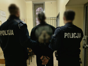 zatrzymany mężczyzna prowadzony przez policjantów