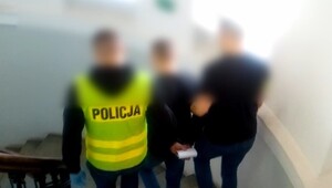 policjanci prowadzą zatrzymanego