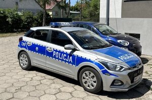 radiowóz na parkingu