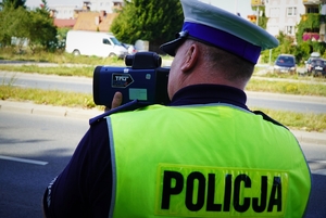 policjant kontroluje prędkość