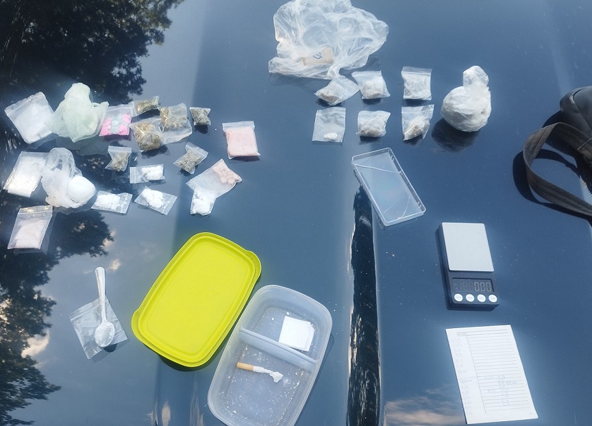 zabezpieczone narkotyki i zatrzymany mezczyzna