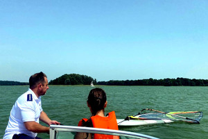 Policjant i kobieta na policyjnej łódce