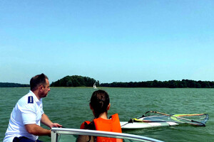 Policjant i kobieta na policyjnej łódce