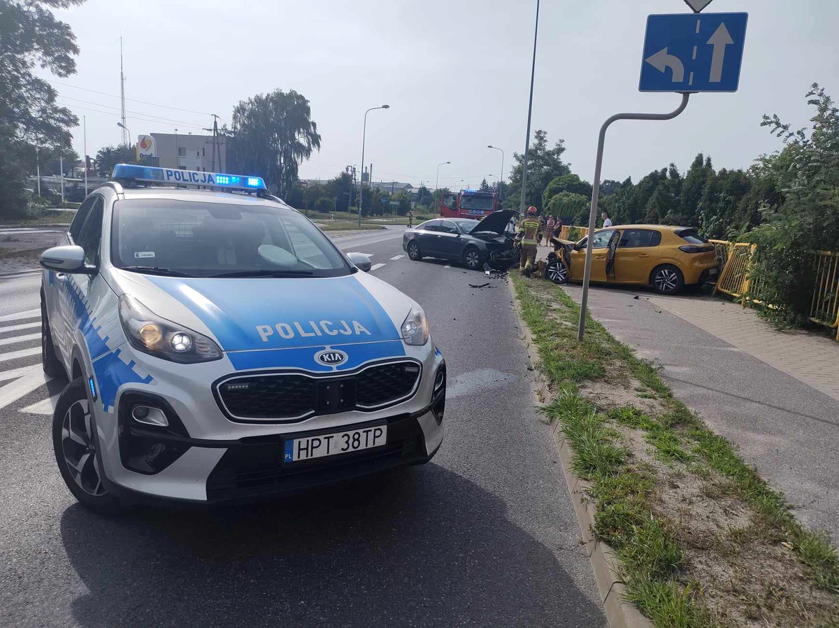 policjanci na miejscu wypadku