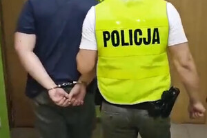 Zatrzymany mężczyzna prowadzony przez policjanta