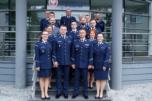 Kadra kierownicza KWP w Olsztynie przed budynkiem komendy