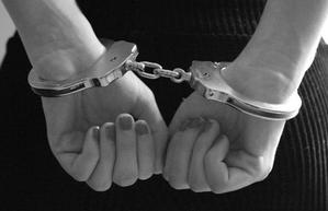 kajdanki na rękach kobiety