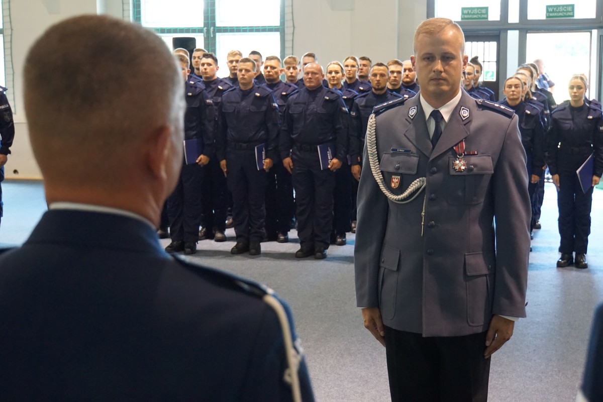 asp. Marek Pikuła odbierający wyróżnienie