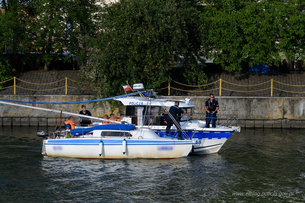 Policyjna łódka i żaglówka