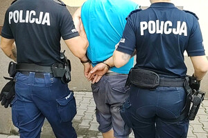 Zatrzymany mężczyzna prowadzony przez policjantów
