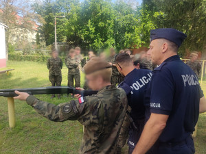 policjanci szkolą żołnierzy