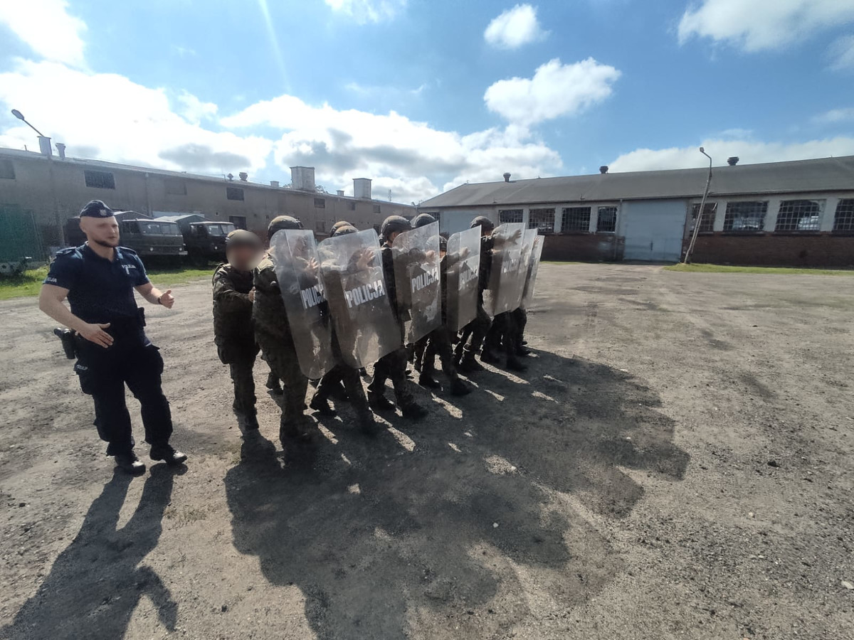 policjanci szkolą żołnierzy