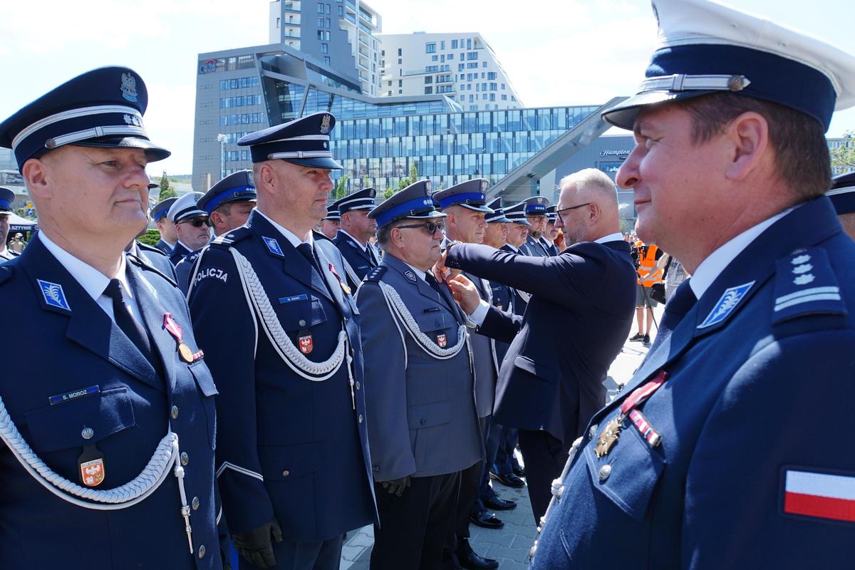 funkcjonariusze podczas uroczystości