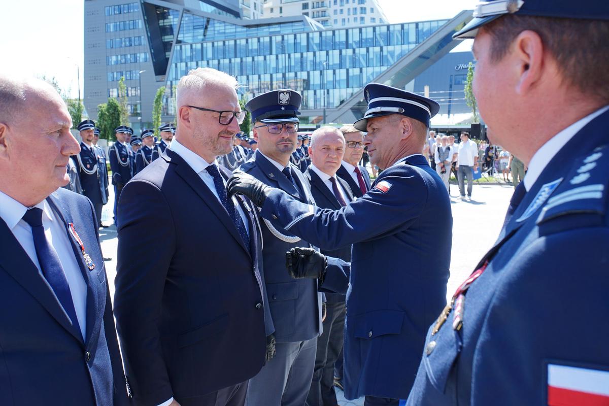 funkcjonariusze podczas uroczystości