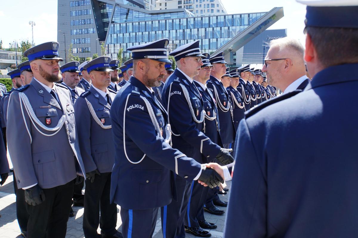 funkcjonariusze podczas uroczystości