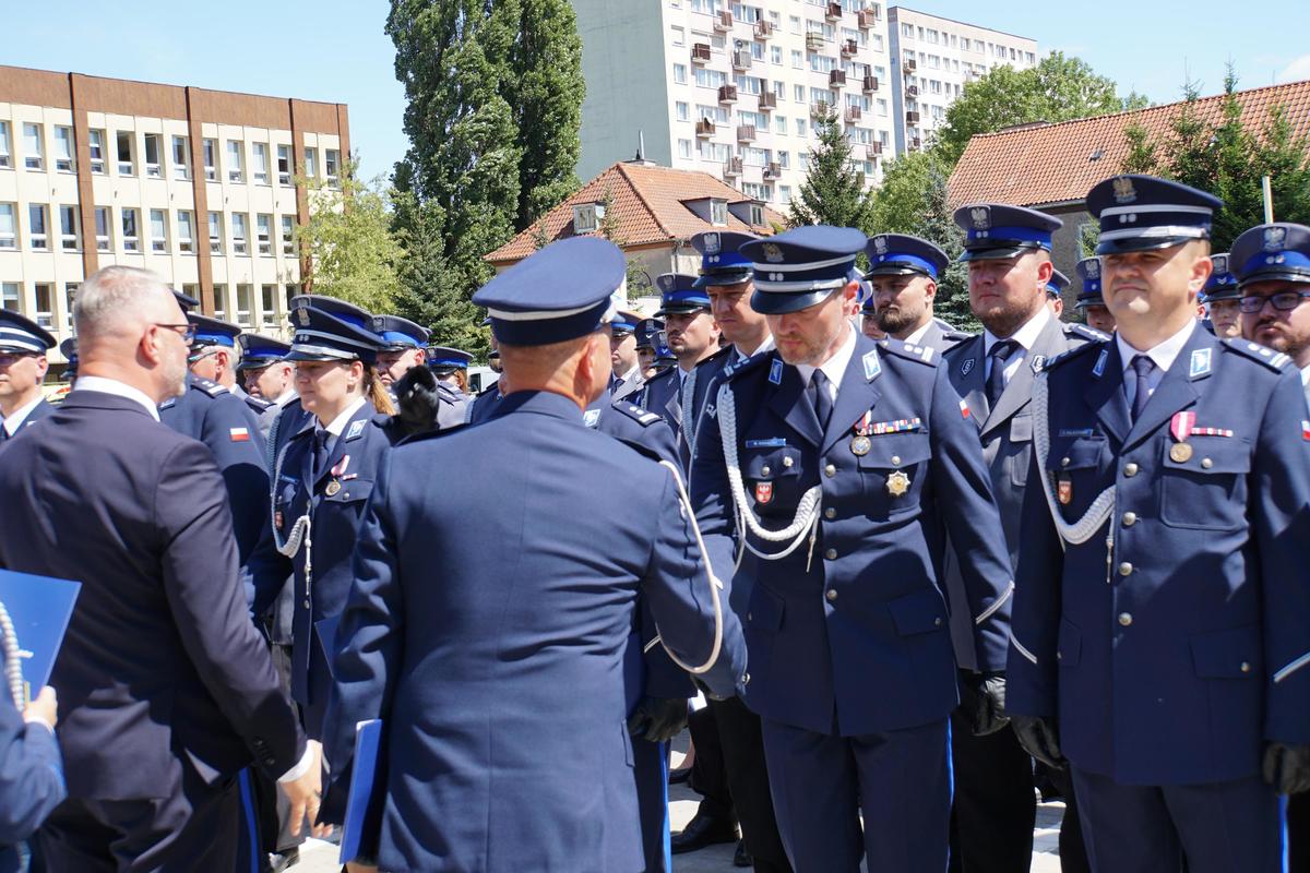 funkcjonariusze podczas uroczystości