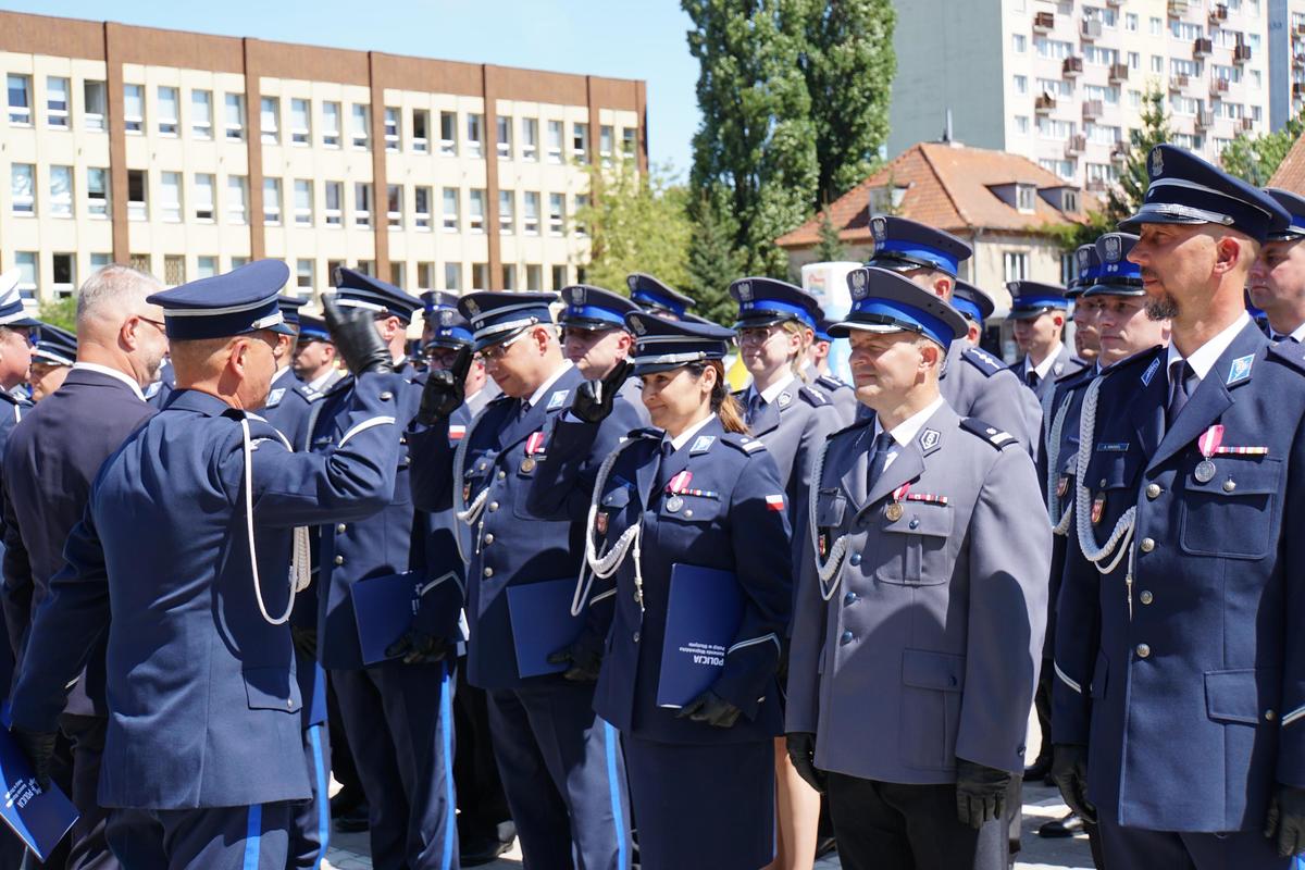 funkcjonariusze podczas uroczystości