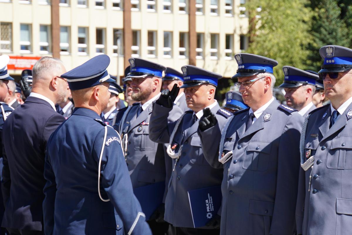 funkcjonariusze podczas uroczystości