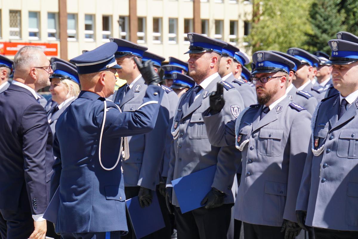 funkcjonariusze podczas uroczystości