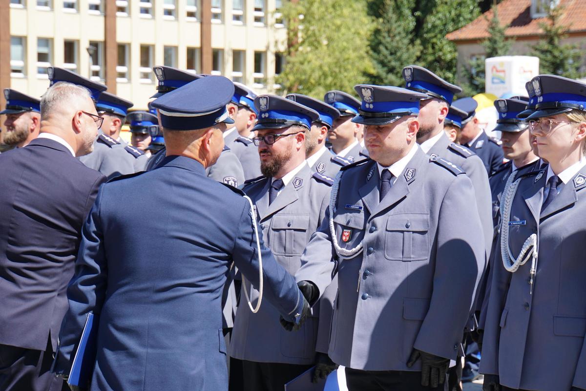 funkcjonariusze podczas uroczystości