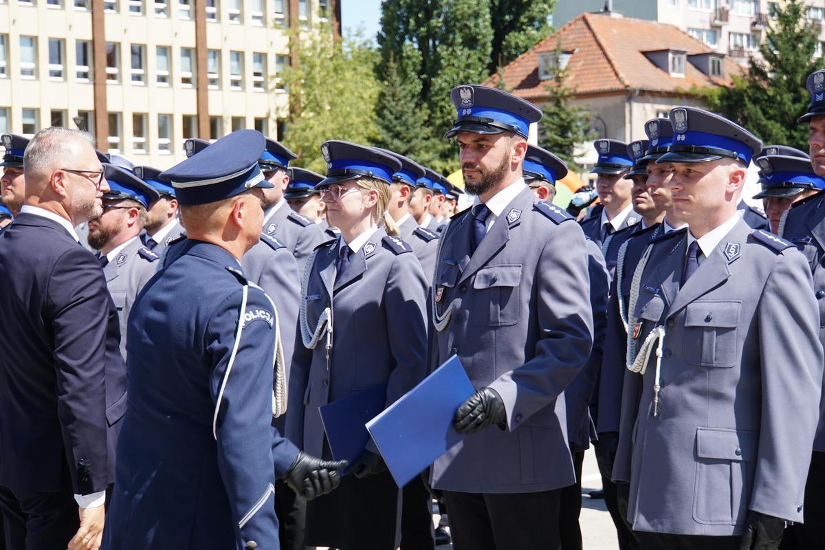 funkcjonariusze podczas uroczystości